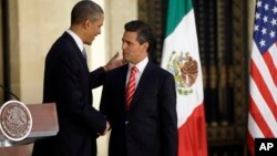 Los presidentes Barack Obama y Enrique Peña Nieto conversan animadamente en México, en mayo de 2013. México pide investigar el supuesto espionaje estadounidense contra Peña Nieto.