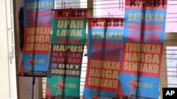 Sebagian spanduk yang dipersiapkan untuk berunjuk rasa dalam peringatan hari buruh (May Day), 1 Mei 2012 (30/4).