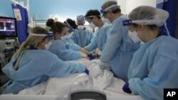 ARHIVA - Zdravstveni radnici na intenzivnoj nezi u bolnici u Londonu pomažu pacijentu obolelom od Kovida 19 (Foto: AP/Kirsty Wigglesworth)