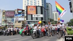 Những người tranh đấu cho người đồng tính nam, đồng tính nữ, lưỡng tính và chuyển giới, gọi chung là LGBT, ở khắp Việt Nam đang chuẩn bị những lá cờ mầu cầu vồng và áo thun cùng mầu để chào mừng ngày “Viet Pride 2013.”