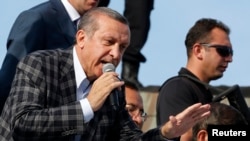 9일 에르도안 터키 총리가 수도 앙카라에서 지지자들에게 연설을 하고 있다. 