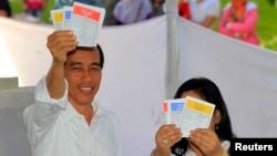 Ứng viên của Đảng Dân Chủ Tranh Đấu Jakarta Joko Widodo và vợ đi bỏ phiếu trong cuộc bầu cử quốc hội tại Jakarta, ngày 9/4/2014.