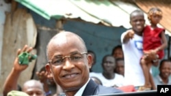 Candidate for the Guinean presidency Cellou Dalein Diallo smiles to the crowd, 27 Jun 2010