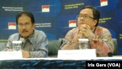 Menteri Keuangan, Bambang Brodjonegoro (kanan) dan Menko bidang Perekonomian, Sofyan Djalil (Foto: VOA/Iris Gera)