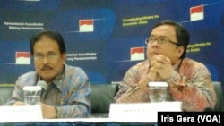 Menteri Keuangan, Bambang Brodjonegoro (kanan) dan Menko bidang Perekonomian, Sofyan Djalil (Foto: VOA/Iris Gera)