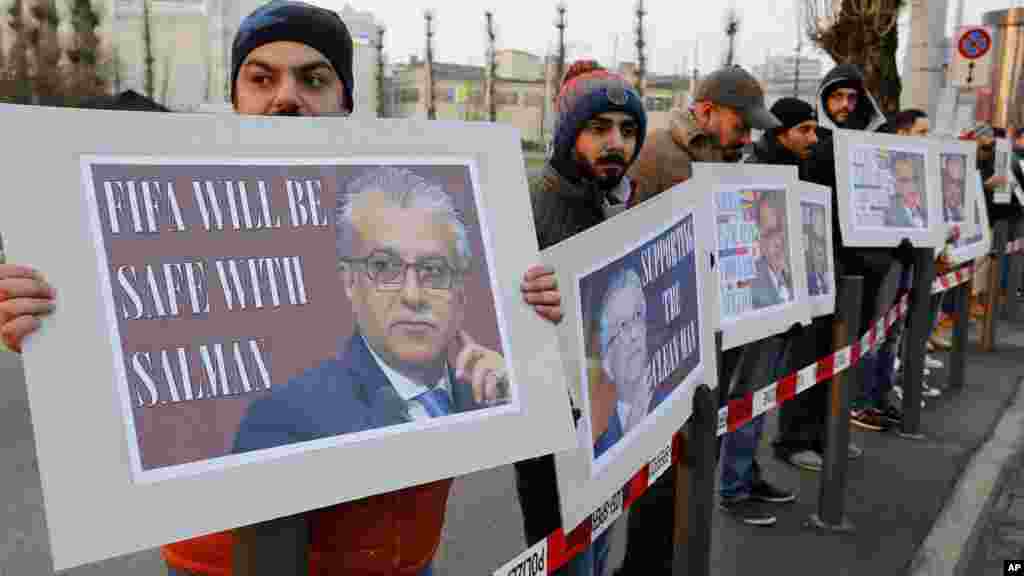 Des hommes avec des affiches de Sheikh Salman de Bahreïn lisant &quot; La FIFA sera dans de bonnes mains avec Salman&quot;, &quot;Supporter l&#39;homme propre&raquo; et &laquo;Salman est le meilleur choix pour la nouvelle FIFA&quot; lors du congrès à Zurich, en Suisse, le 26 février 2016.