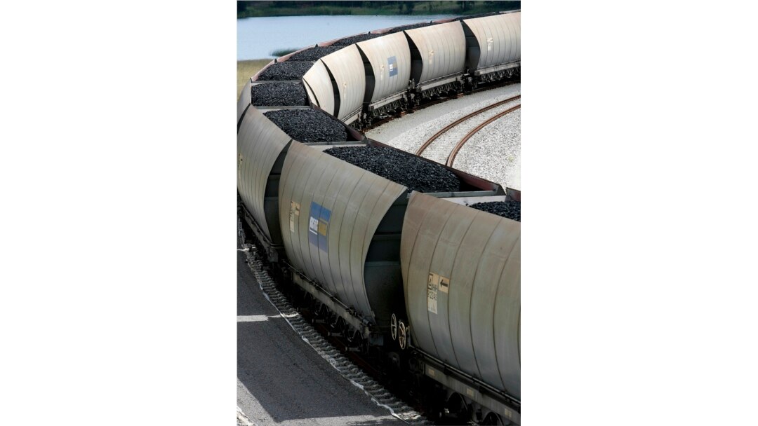 Kereta batu bara dilihat dari jembatan dekat Newcastle 20 Februari 2008. (REUTERS / Mick Tsikas (AUSTRALIA))