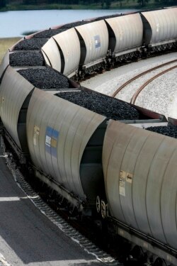 Kereta batu bara dilihat dari jembatan dekat Newcastle 20 Februari 2008. (REUTERS / Mick Tsikas (AUSTRALIA))