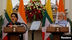 缅甸外交部长和国务资政昂山素季在新德里阅读联合声明，印度总理莫迪在旁观看（2016年10月19日）