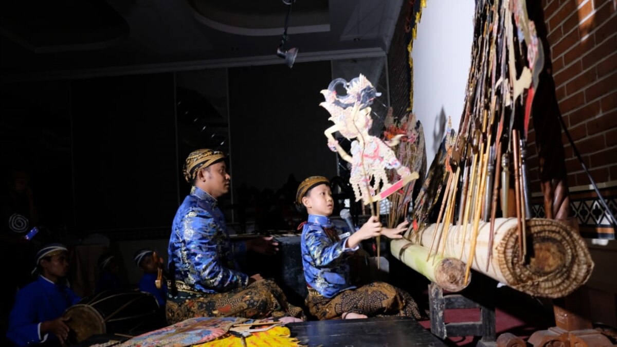 Larry Dalang Cilik Keturunan Tionghoa - Vimarsana News