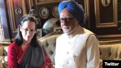 فلم کا ایک منظر جس میں منموہن سنگھ سونیا گاندھی کے ساتھ کھڑے ہیں