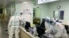 Anggota staf medis din Rumah Sakit Zhongnan di Wuhan, Provinsi Hubei, China, 22 Januari 2020. Sehari kemudian pemerintah China mengkarantina Wuhan untuk mencegah penyebaran virus Corona jenis baru. (Foto: AFP)