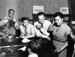 Dari kiri ke kanan: Hot Lips Page (trumpet), Harry Lim, Clyde Newcombe (bass), Billie Holiday (vocal) (Courtesy: fotografer Charles Peterson).