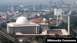 Masjid Istiqlal dan Gereja Katedral (latar belakang) di Jakarta. (Foto: wikipedia) 