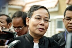 Kem Sokha's laywer, Pheng Heng, talks to reporters front of the Phnom Penh Municipal Court after Kem Sokha's Trial ended on January 16, 2020. (Malis Tum/VOA Khmer)