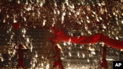 Participants perform a fire dragon dance at a temple fair celebrating Chinese Lunar New Year in Beijing February 6, 2011. The Lunar New Year began on February 3 and marks the start of the Year of the Rabbit, according to the Chinese zodiac. REUTERS/Grace 