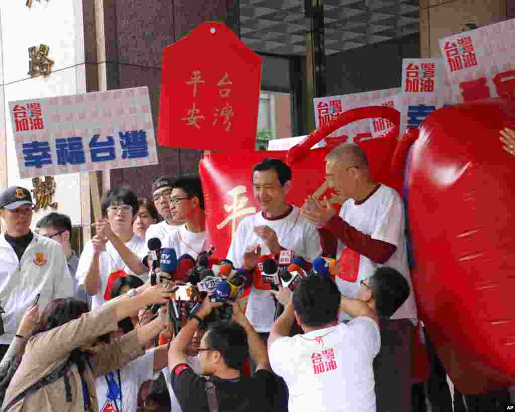 国民党总统副总统参选人马英九(右2)在和吴敦义(右1)登记参选后发表谈话