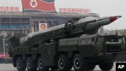 Korea Utara memamerkan misilnya dalam parade militer di Pyongyang (foto: dok). Pejabat Korsel menduga Korut akan melakukan ujicoba misil.