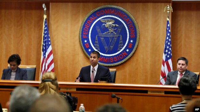 美国联邦通讯委员会主席阿基特·帕伊宣布表决通过废除奥巴马时期的“网络中立”法规。（2017年12月14日）
