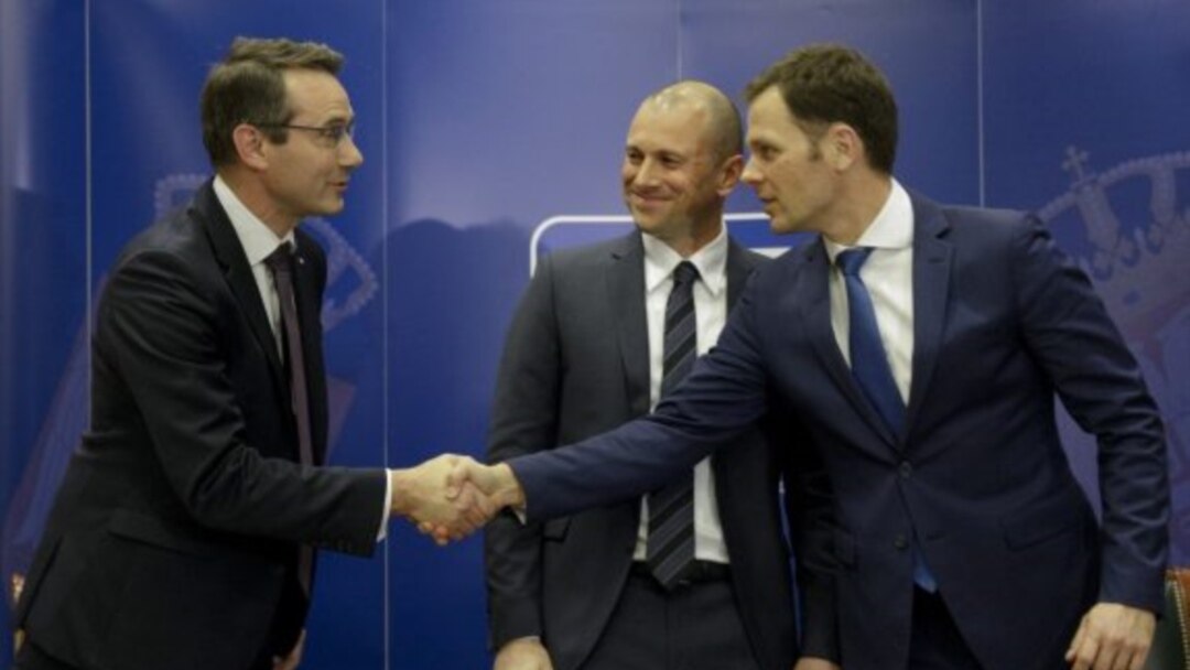 Ministar finansija Srbije Siniša Mali (desno) rukuje se sa predstavnicima Nove Ljubljanske banke nakon potpisivanja ugovora o prodaji većinskog paketa deonica Komercijalne banke, u Beogradu, 26. februara 2020. (Foto: Ministarstvo finansija Republike Srbije)
