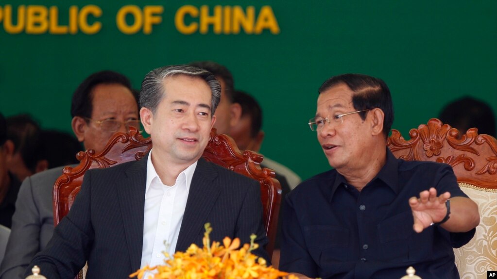 រូបឯកសារ៖ លោកនាយករដ្ឋមន្ត្រី ហ៊ុន សែន និងលោក Xiong Bo ឯកអគ្គរដ្ឋទូតចិនប្រចាំកម្ពុជា ក្នុងពិធីសម្ពោធដាក់ឲ្យប្រើប្រាស់ស្ពានអាកាសមួយដែល ផ្តល់ហិរញ្ញវត្ថុដោយប្រទេសចិន កាលពីដើមខែកក្កដា ឆ្នាំ២០១៨។