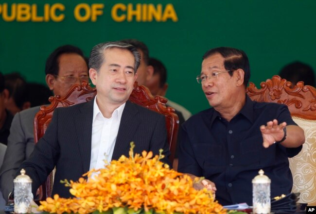 រូបឯកសារ៖ លោកនាយករដ្ឋមន្ត្រី ហ៊ុន សែន សន្ទនាគ្នាជាមួយលោក Xiong Bo ឯកអគ្គរដ្ឋទូតចិនប្រចាំកម្ពុជា ក្នុងពិធីសម្ពោធស្ពានអកាសមួយ រាជធានីភ្នំពេញ ថ្ងៃទី២ ខែកក្កដា ឆ្នាំ២០១៨។