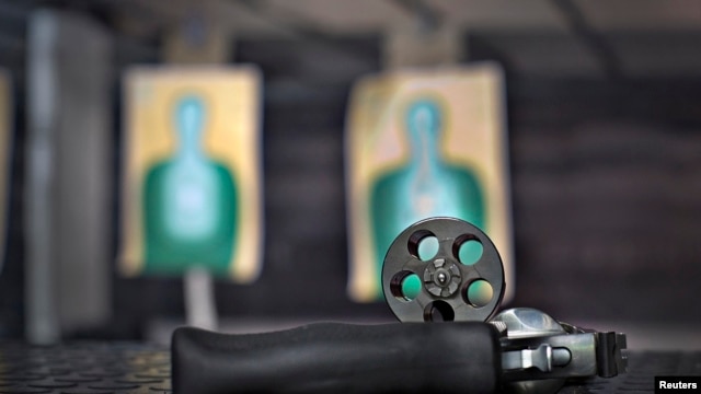 La Corte ratificó otros requisitos como huellas dactilares, fotografías, pago de cuotas y un curso sobre seguridad de armas de fuego.