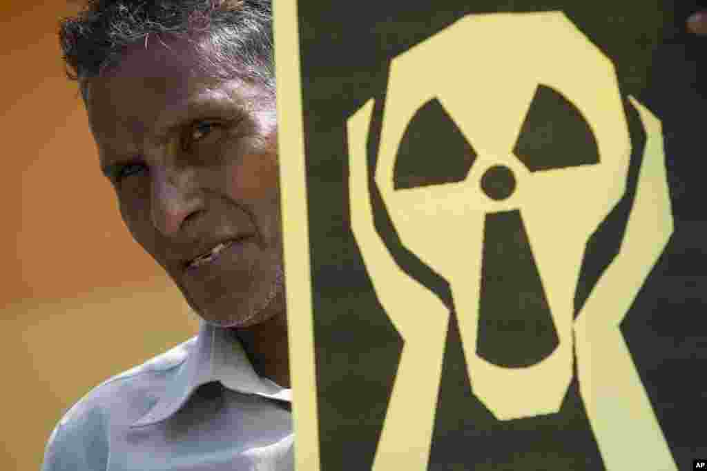 In conjunction with the World Earth Day on April 22, about a dozen protestors from the Malaysia Socialist Party gathered outside the Malaysia Nuclear Agency to protest the development plans of a nuclear reactor in Malaysia.