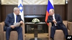 بنیامین نتانیاهو نخست وزیر اسرائیل (چپ) در شهر بندری سوچی با ولادیمیر پوتین رئیس جمهوری روسیه دیدار کرد - ۱ شهریور ۱۳۹۶ 