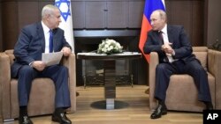 PM Israel Benjamin Netanyahu (kiri) bertemu Presiden Rusia Vladimir Putin di Sochi, Rusia hari Rabu (23/8). 