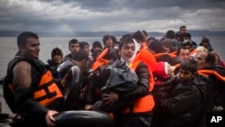 Người tị nạn và người di cư vượt biển từ bờ biển Thổ Nhĩ Kỳ đến đảo Lesbos của Hy Lạp, ngày 28/11/2015.
