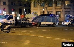 18일 스페인 바르셀로나 시 당국이 전날 행인들에 돌진해 14명을 숨지게 하고 100여명의 부상자를 낸 밴을 견인해 옮기고 있다.