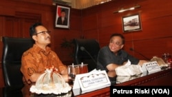 Wagub Jawa Timur Saifullah Yusuf bersama Menko Kemaritiman RI Indroyono Soesilo saat berkunjung di Kantor Gubernur Jawa Timur, 14 November 2014 (Foto: VOA/Petrus Riski)