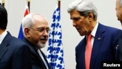 အမေရိကန်နိုင်ငံခြးရေးဝန်ကြီး John Kerry (ယာ)၊ အီရန်နိုင်ငံခြားရေးဝန်ကြီး Mohammad Javad Zarif (ဝဲ)