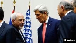 Le secrétaire d'Etat John Kerry et le chef de la diplomatie iranienne, Mohammad Javad Zarif, à Genève en novembre 2013 