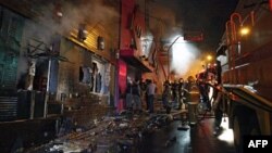 Nhân viên cứu hỏa cố gắng dập tắt đám cháy tại vũ trường ở Santa Maria, 550 Km từ Porto Alegre, miền nam Brazil, ngày 27/1/2013.