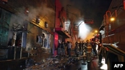 Pemadam kebakaran mencoba memadamkan api di klub malam Santa Maria, 550 km dari Porto Alegre, Brazil bagian selatan, Minggu, 27 Januari 2013. 
