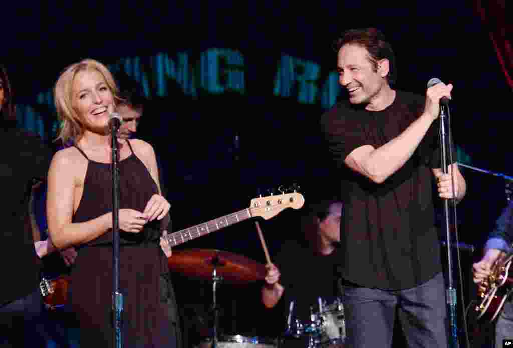 X-Files actor David Duchovny is joined by actress Gillian Anderson for a surprise performance of Neil Young&#39;s Helpless at The Cutting Room in New York, May 12, 2015. Duchovny performed songs from his debut album Hell Or Highwater.