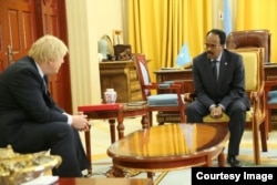 Le chef de la diplomatie britannique Boris Johnson avec le président somalien Mohamed Abdullahi Mohamed, à Mogadiscio, Somalie, le 15 mars 2017.