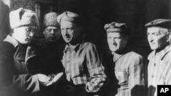 سه زندانی اردوگاه آشویتس در حال صحبت با سربازان روسی پس از رها کردن آنها از دست نازی‌ها - ژانویه ۱۹۴۵