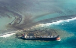 Foto dari atas menunjukkan minyak tumpah ke perairan Mauritius dari kapal MV Wakashio.