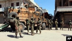 Des soldats turcs, positionnés dans le centre-ville d'Afrine, au nord-ouest de la Syrie, le 19 mars 2018.