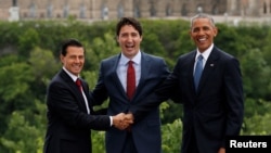 墨西哥總統捏托（左）一個月前舉行的渥太華北美領導人峰會上與奧巴馬總統（右）和加拿大總理杜魯多（中）會面。