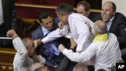 Para anggota parlemen yang mendukung presiden dan oposisi berbaku hantam di ruang sidang parlemen di Kiev, Ukraina (24/5). 