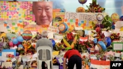 People pay their respects at the tribute area at Singapore General Hospital following the death of former prime minister Lee Kuan Yew in Singapore on March 23, 2015. (AFP PHOTO / MOHD FYROL)