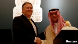 U.S. Secretary of State Mike Pompeo shakes hands with his Saudi counterpart Adel al-Jubeir during a news conference, in Riyadh, Saudi Arabia, Apr. 29, 2018. 