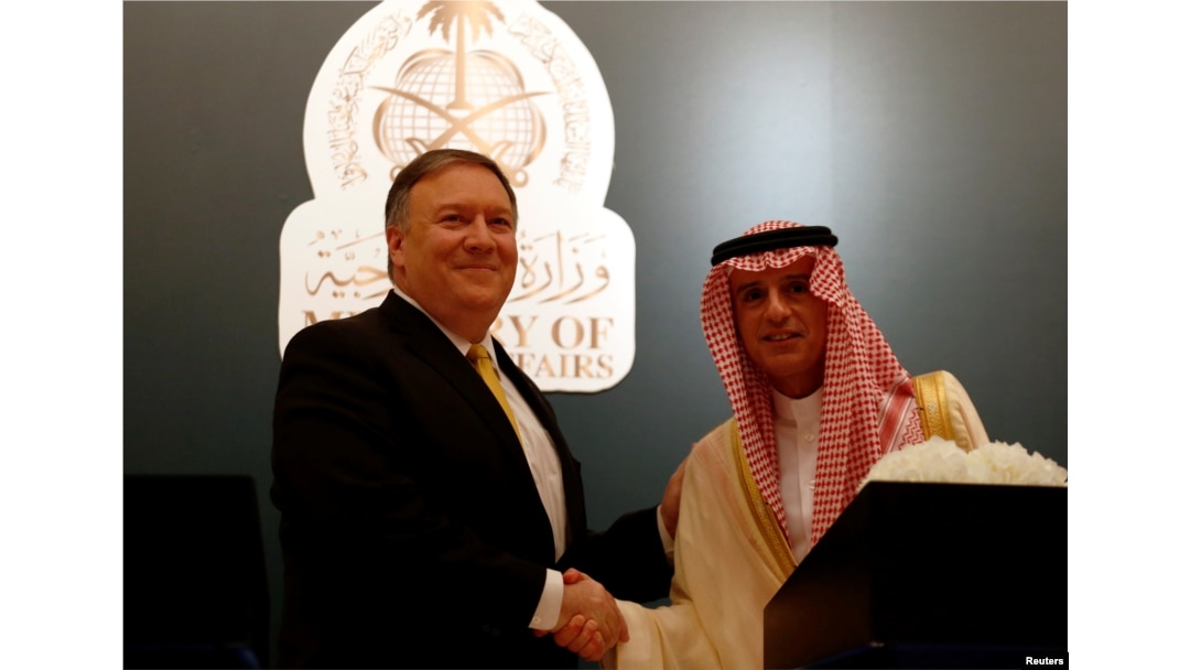 Menlu AS Mike Pompeo berjabat tangan dengan Menlu Arab Saudi, Adel al-Jubeir dalam konferensi pers, di Riyadh, Arab Saudi, 29 April 2018.