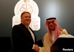 Menlu AS Mike Pompeo berjabat tangan dengan Menlu Arab Saudi, Adel al-Jubeir dalam konferensi pers, di Riyadh, Arab Saudi, 29 April 2018.