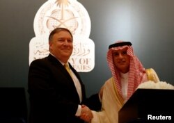 Američki državni sekretar Majk Pompeo rukuje se sa saudijski kolegom Adelom al-Džubeirom na konferenciji za novinare u Rijadu 29. aprila 2019.