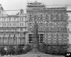 file - A statue of the founder of Russia's first secret police force, Felix Dzershinsky, stands in front of the Headquarters of the KGB, in Moscow, Russia, July 28, 1975, which is getting a fresh coat of paint and repairs to the facade.